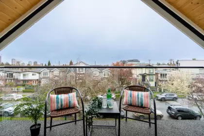 Front Yard Photo of 1 150 E 51st Avenue, Vancouver, BC