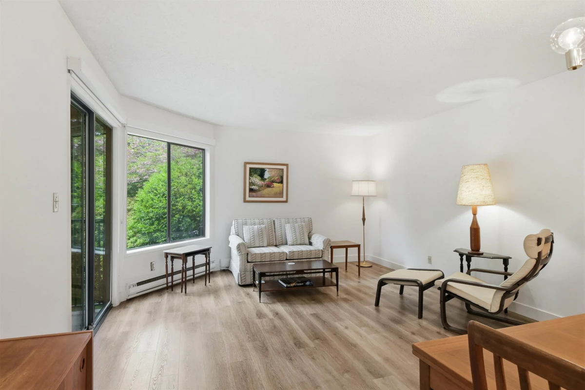Family Room Photo of 210 1521 Blackwood Street, White Rock, BC