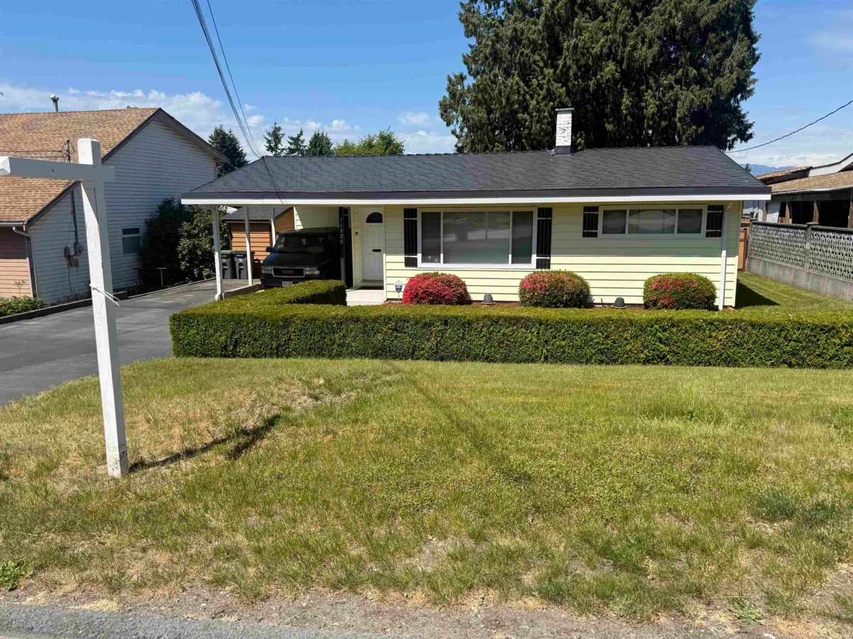 Family Room Photo of 11525 96a Avenue, Surrey, BC