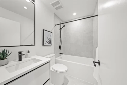 Guest Bathroom Photo of 10 388 Duncan Street, New Westminster, BC