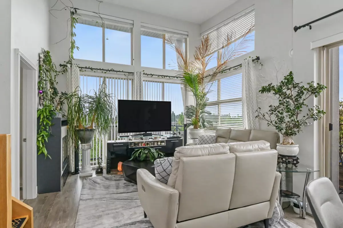 Dining Area Photo of 401 6688 120 Street, Surrey, BC
