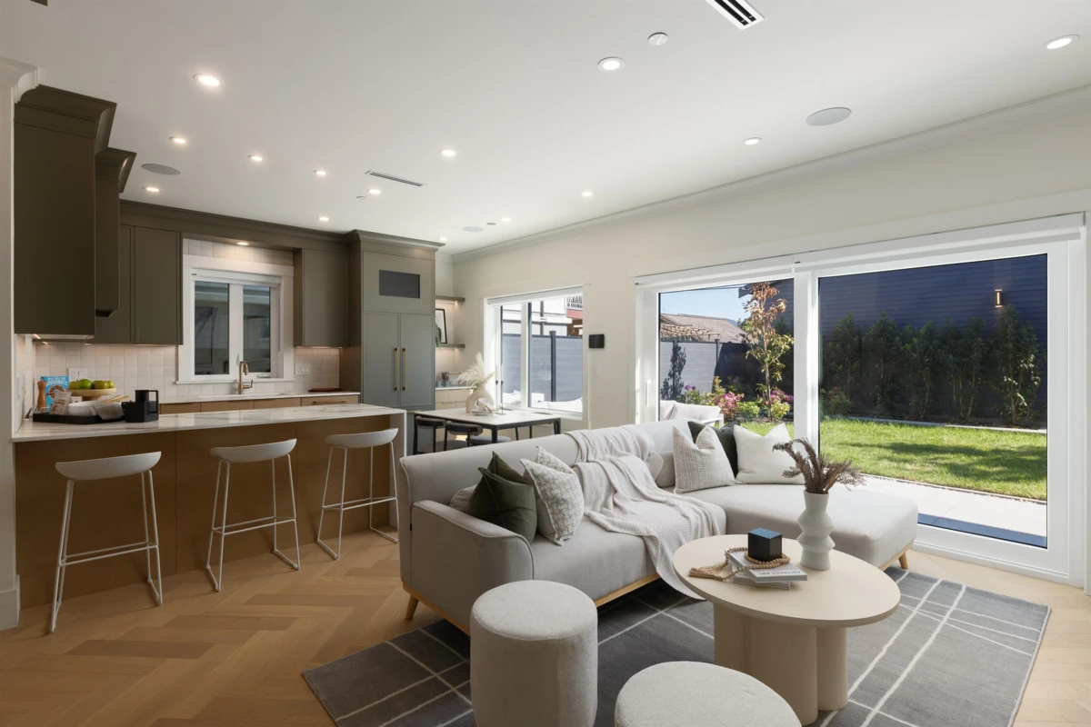 Living Room Photo of 2 258 E 19 Avenue, Vancouver, BC