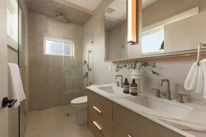 Hallway Photo of 2 258 E 19 Avenue, Vancouver, BC