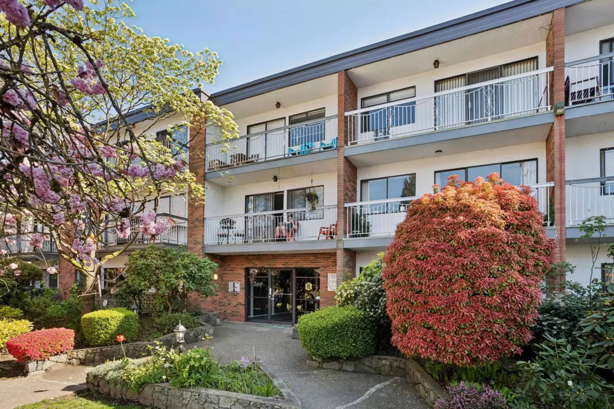 Family Room Photo of 213 1950 W 8th Avenue, Vancouver, BC