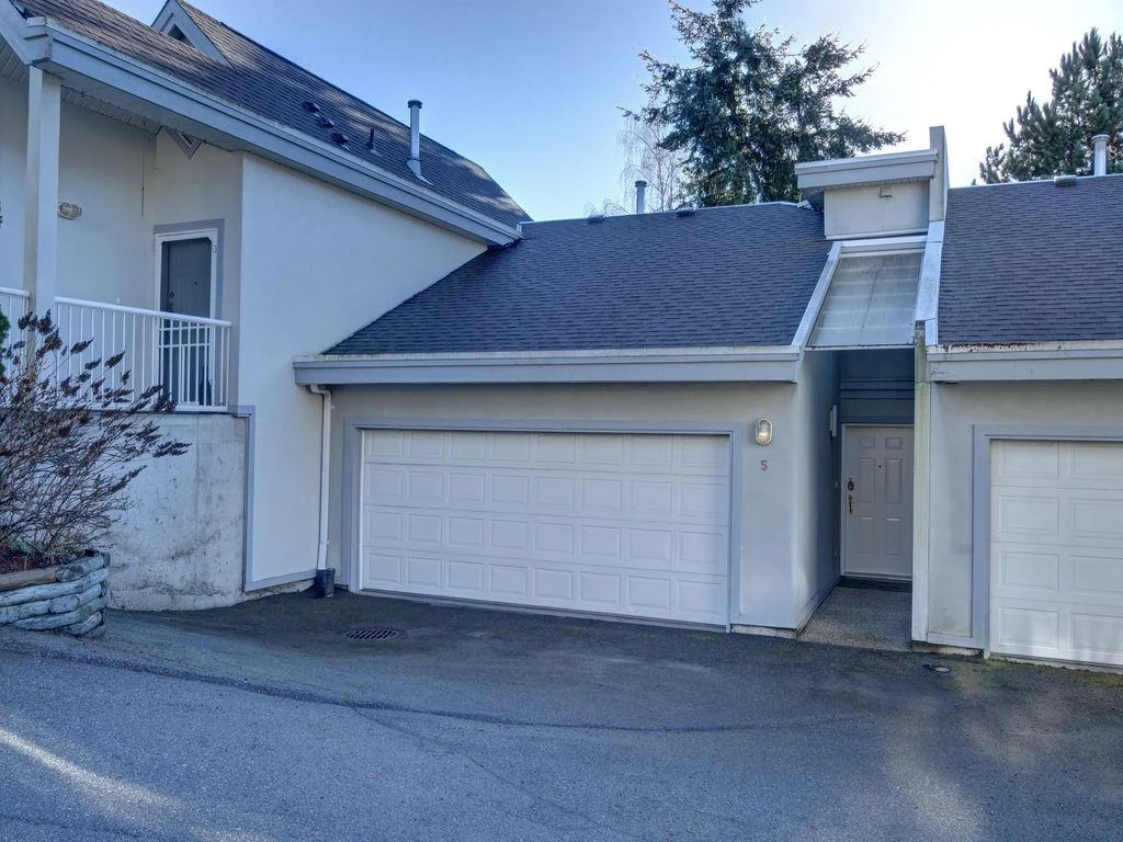 Family Room Photo of 5 5740 Marine Way, Sechelt, BC