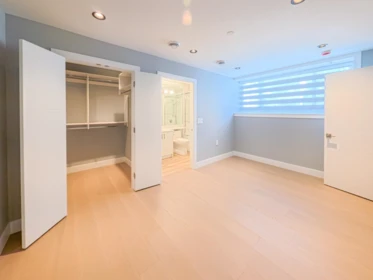 Kitchen Island Photo of 4 2557 W King Edward Avenue, Vancouver, BC