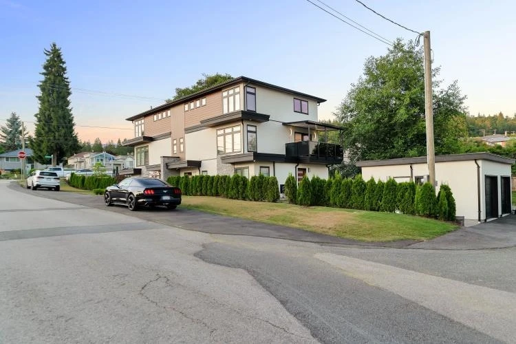 Family Room Photo of 1012 Augusta Avenue, Burnaby, BC