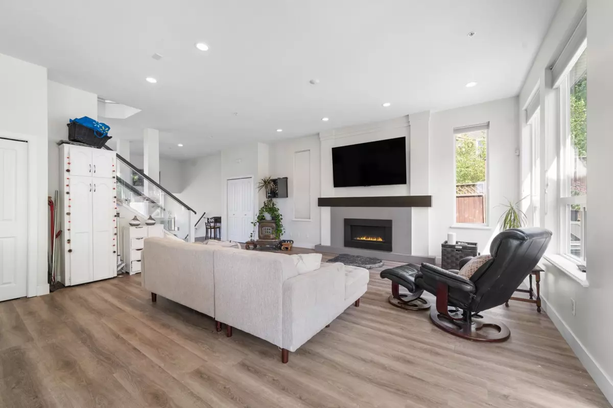 Family Room Photo of 10433 248 Street, Maple Ridge, BC