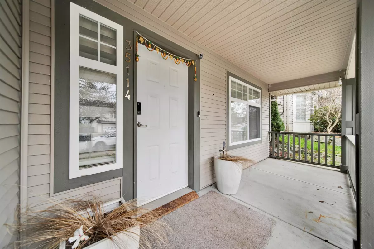Living Room Photo of 35114 Laburnum Avenue, Abbotsford, BC