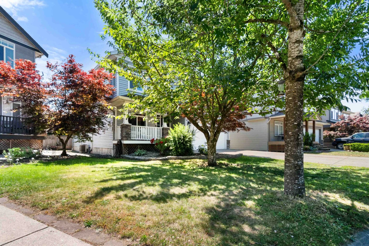 Living Room Photo of 34832 1 Avenue, Abbotsford, BC