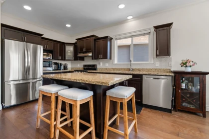 Kitchen Island Photo of 34832 1 Avenue, Abbotsford, BC