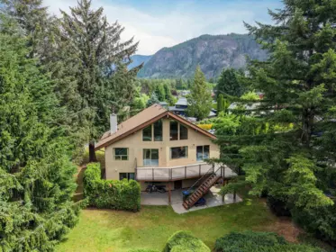1464 Maple Crescent, Squamish, BC, Squamish — Single Family Residence for sale