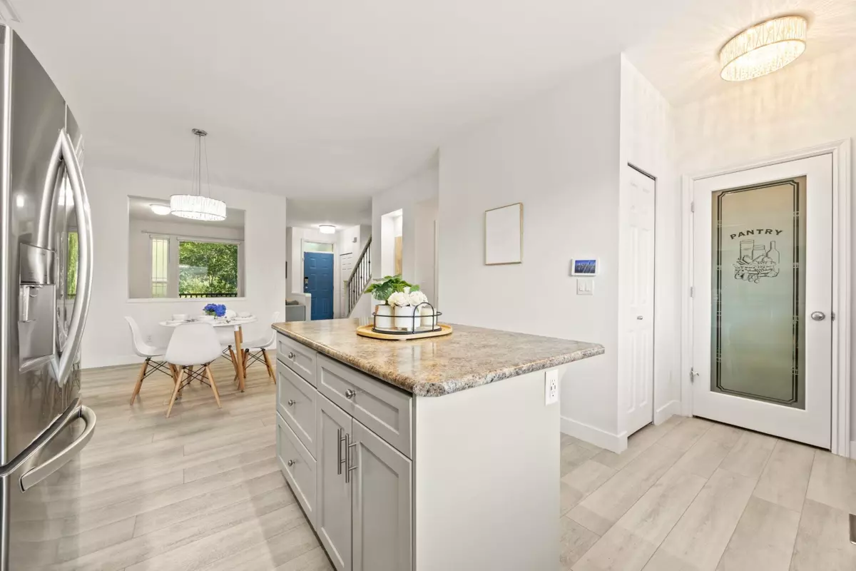 Dining Area Photo of 24222 103 Avenue, Maple Ridge, BC