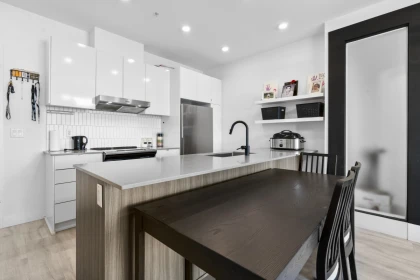 Kitchen Island Photo of 610 32828 Landeau Place, Abbotsford, BC