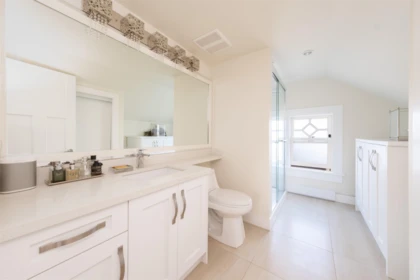 Powder Room Photo of 408 Eighth Street, New Westminster, BC