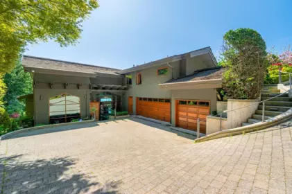 Kitchen Photo of 1626 Pinecrest Drive, West Vancouver, BC