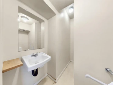 Walk-In Closet Photo of 122 W 17th Avenue, Vancouver, BC