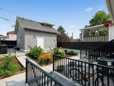 Hot Tub / Spa Photo of 636 Cassiar Street, Vancouver, BC