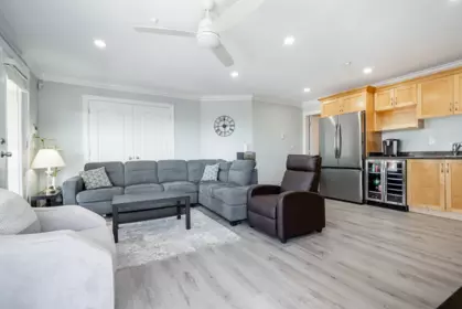 Entry Foyer Photo of 976 Parker Street, White Rock, BC