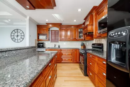 Walk-In Closet Photo of 976 Parker Street, White Rock, BC