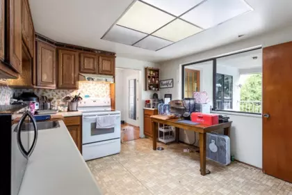 Kitchen Island Photo of 711 N Morrison Avenue, Coquitlam, BC