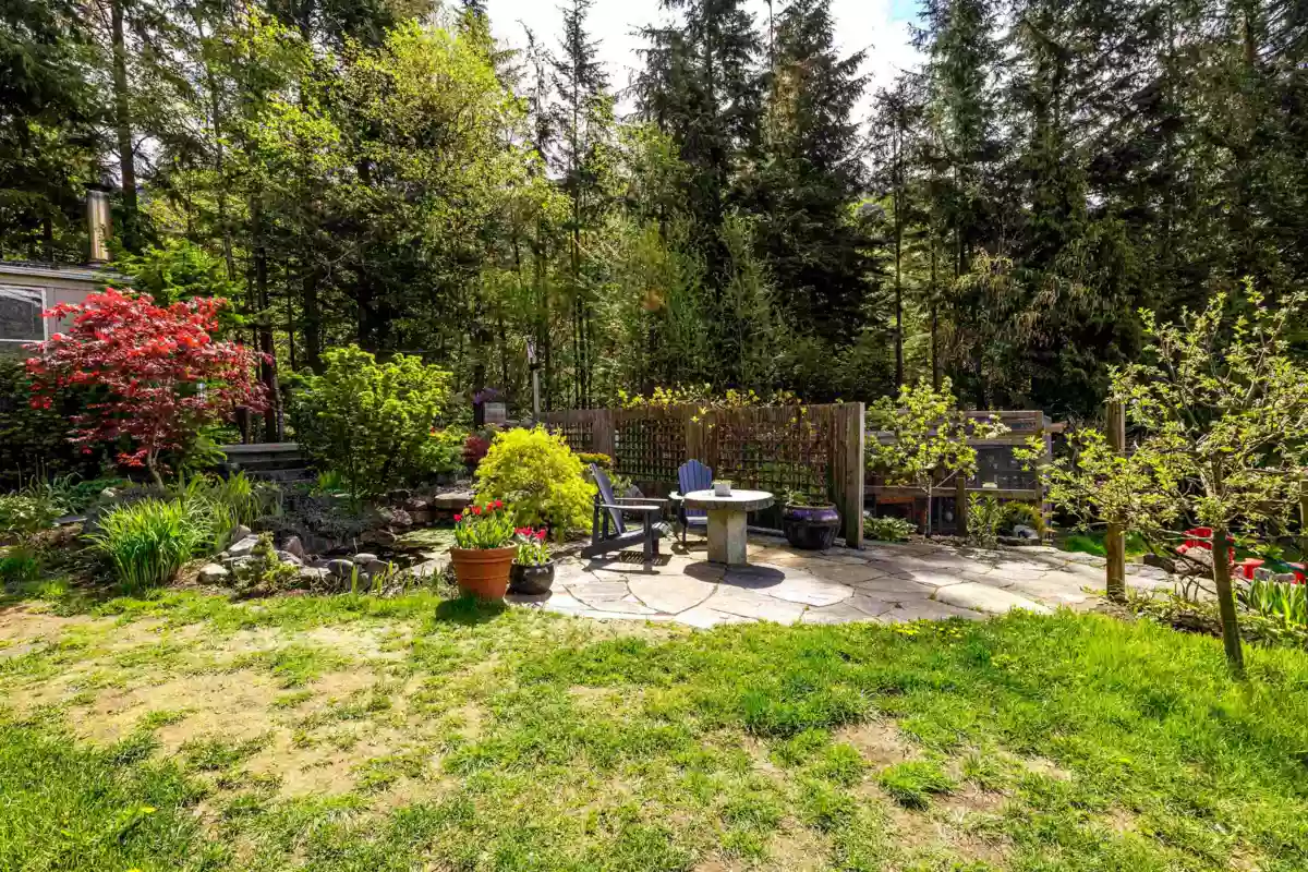 Kitchen Island Photo of 966 Copper Drive, Britannia Beach, BC