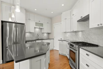 214 14855 Thrift Avenue, White Rock, BC, White Rock — Apartment/Condo for sale