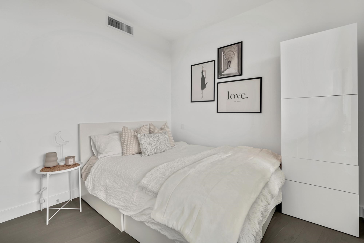 Entry Foyer Photo of 2006 1588 Johnston Road, Surrey, BC