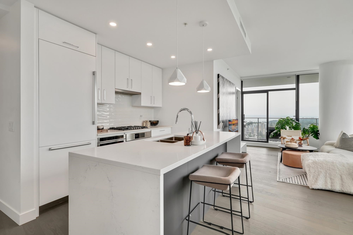 Walk-In Closet Photo of 2006 1588 Johnston Road, Surrey, BC