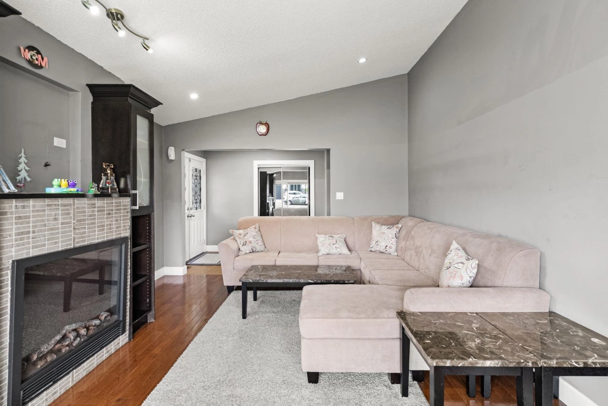 Kitchen Photo of 15042 85a Avenue, Surrey, BC