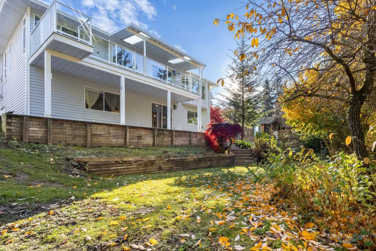 Entry Foyer Photo of 5309 Cedarview Place, Sechelt, BC