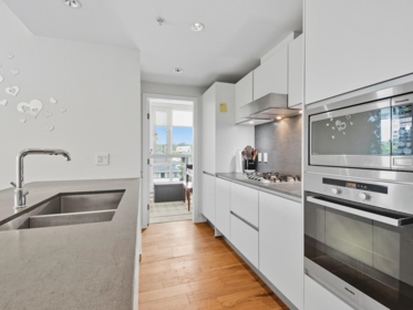 702 8488 Cornish Street, Vancouver, BC, Vancouver — Apartment/Condo for sale