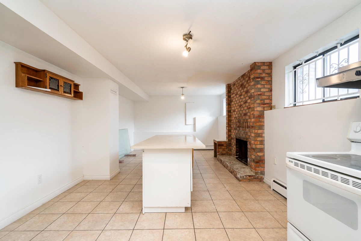 Entry Foyer Photo of 11334 136 Street, Surrey, BC