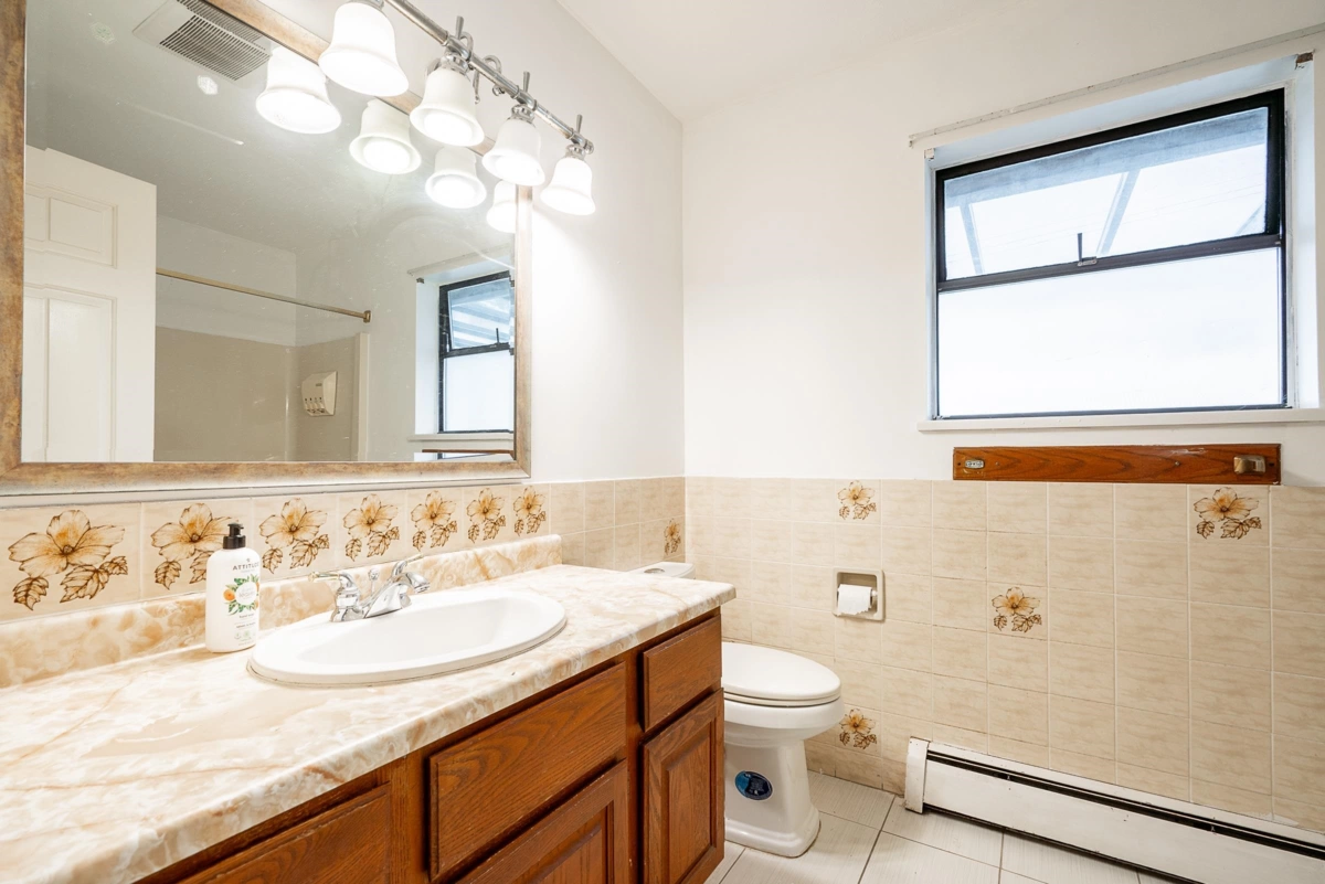 Guest Bathroom Photo of 11334 136 Street, Surrey, BC