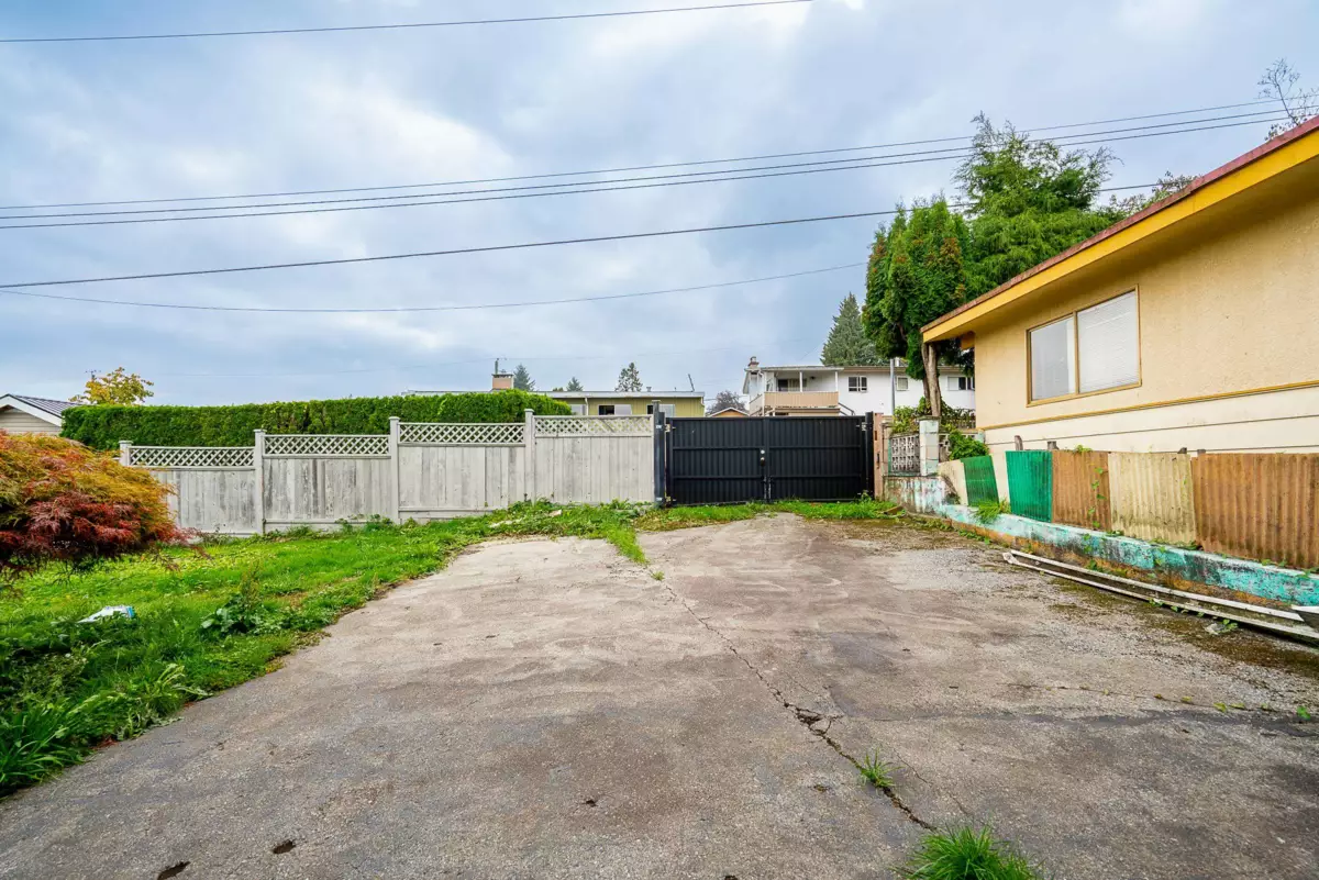 Powder Room Photo of 11334 136 Street, Surrey, BC