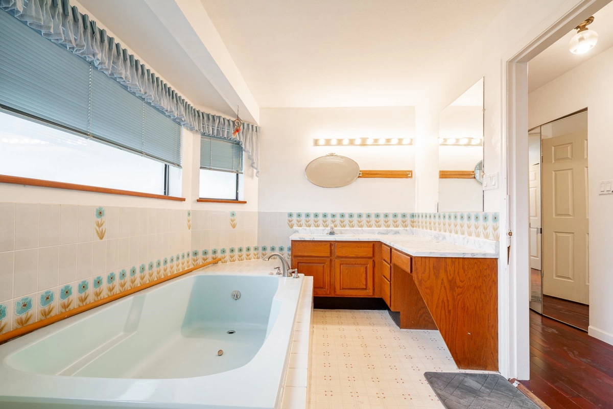 Walk-In Closet Photo of 11334 136 Street, Surrey, BC