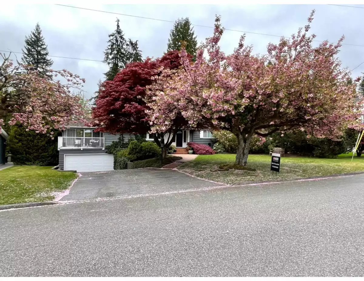 Family Room Photo of 939 Selkirk Crescent, Coquitlam, BC
