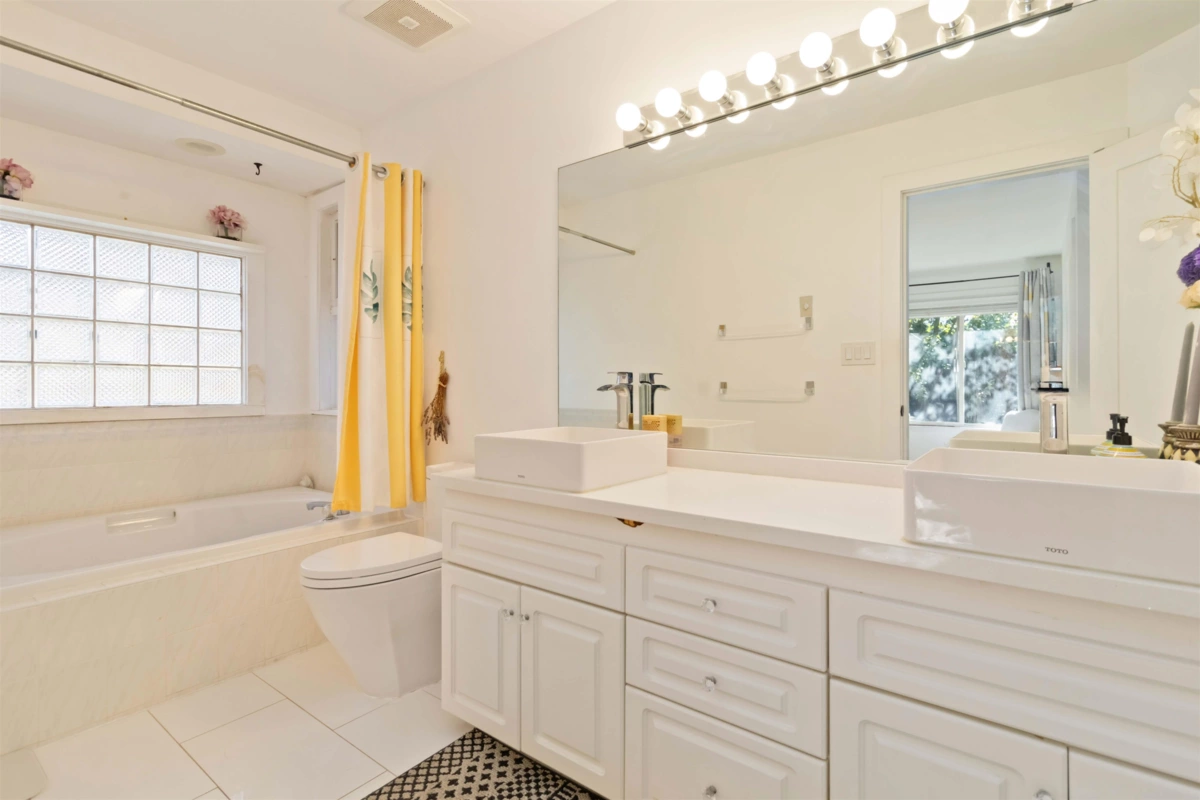 Breakfast Nook Photo of 4881 63a Street, Delta, BC