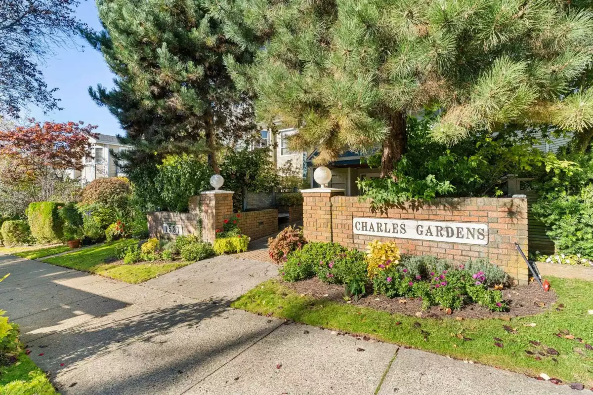 Entry Foyer Photo of 202 1537 Charles Street, Vancouver, BC