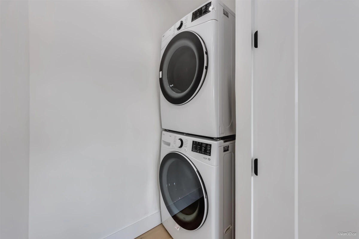 Primary Bathroom Photo of 2 150 E 51 Avenue, Vancouver, BC