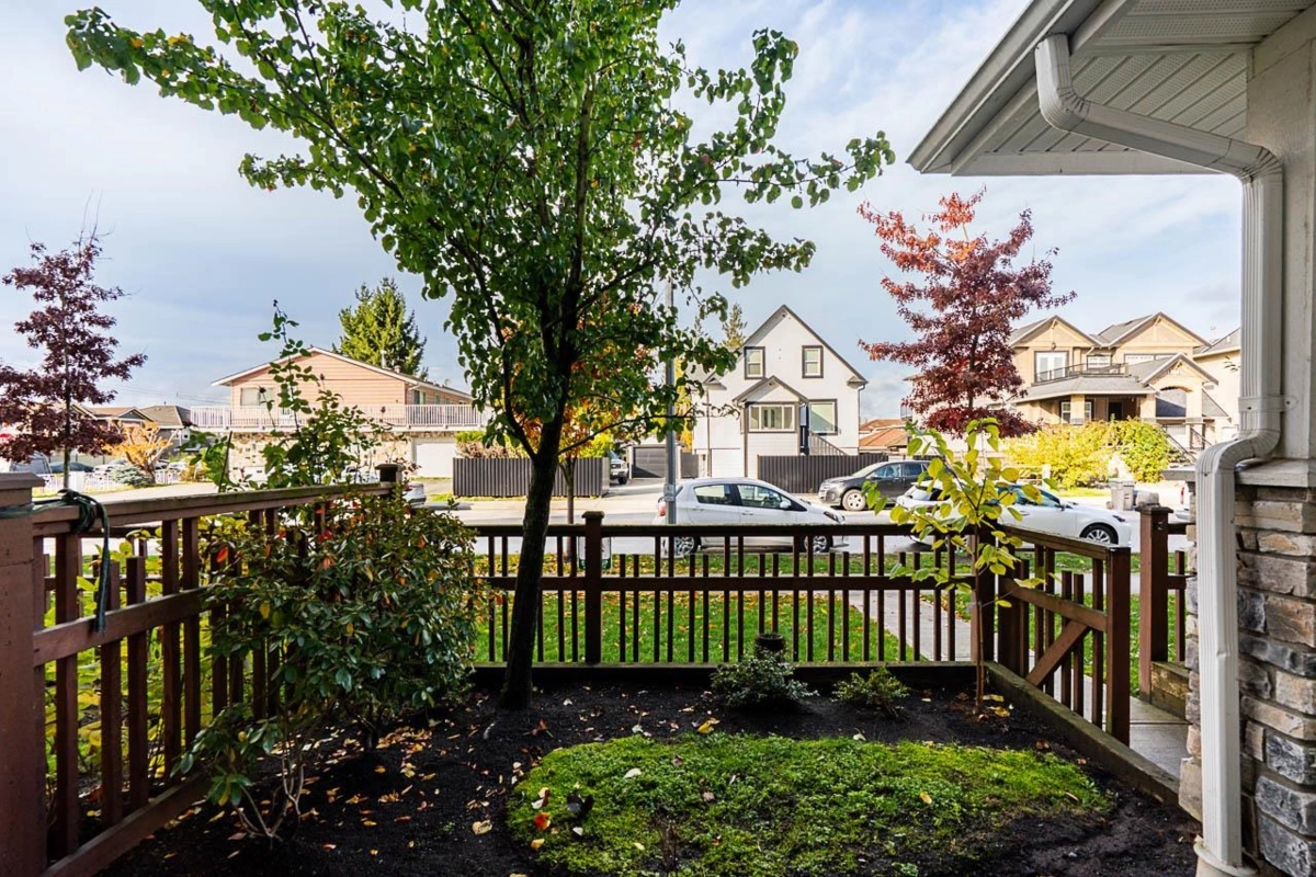 Backyard Photo of 4 189 Wood Street, New Westminster, BC