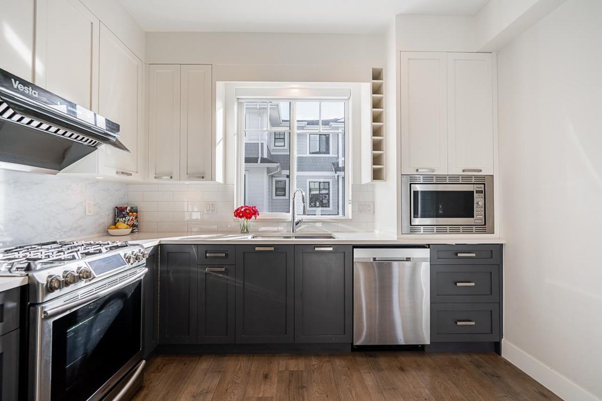 Primary Bathroom Photo of 4 189 Wood Street, New Westminster, BC