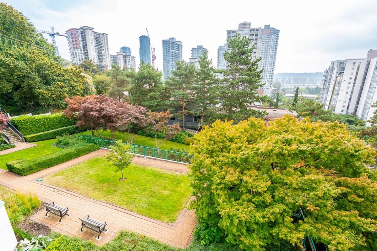 Backyard Photo of 303 121 Tenth Street, New Westminster, BC