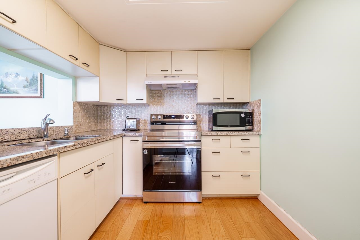Dining Area Photo of 303 121 Tenth Street, New Westminster, BC