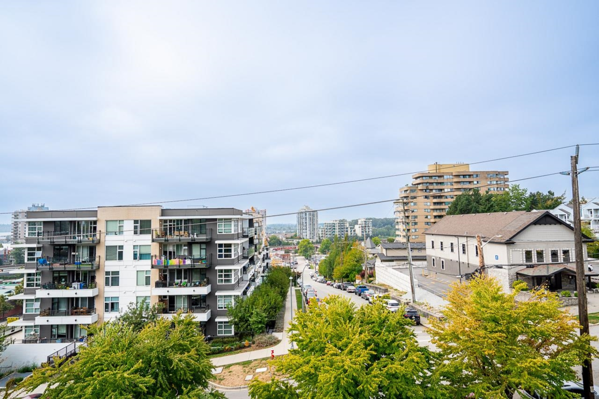 Entry Foyer Photo of 303 121 Tenth Street, New Westminster, BC