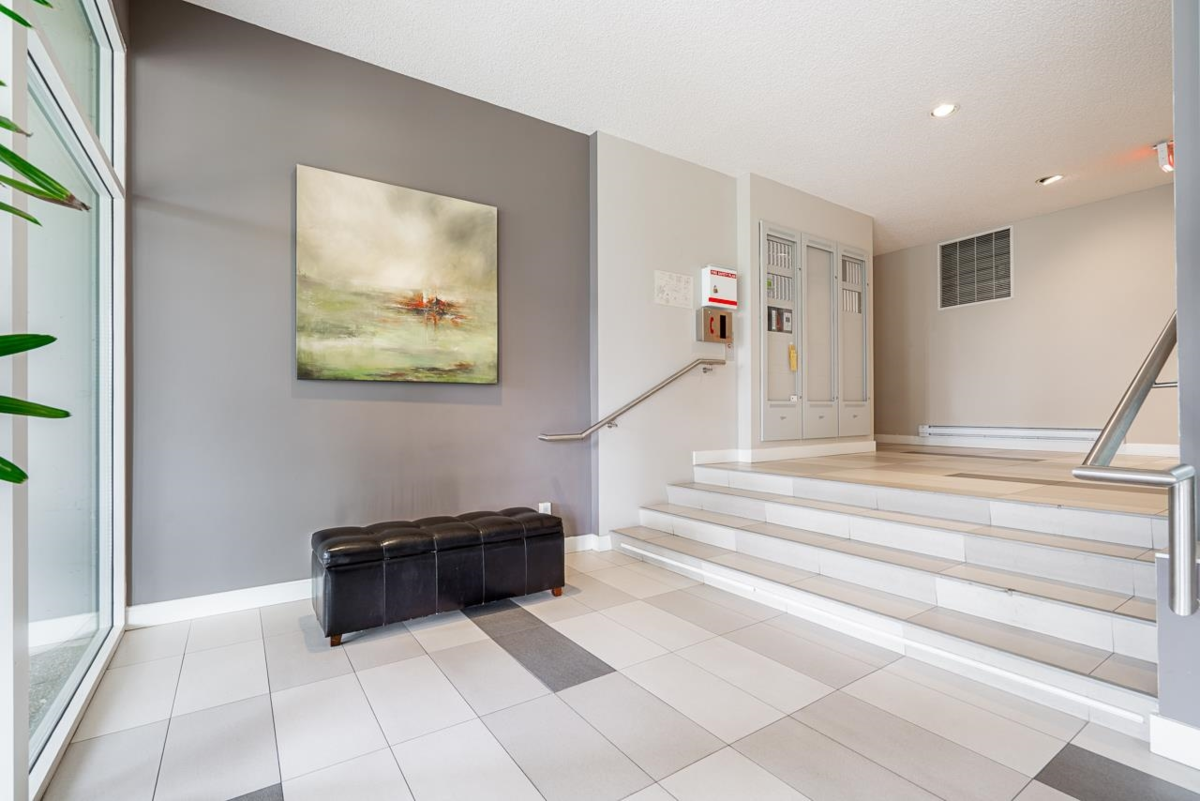 Front Yard Photo of 303 121 Tenth Street, New Westminster, BC