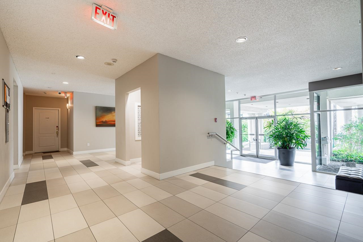 Garden / Landscaping Photo of 303 121 Tenth Street, New Westminster, BC