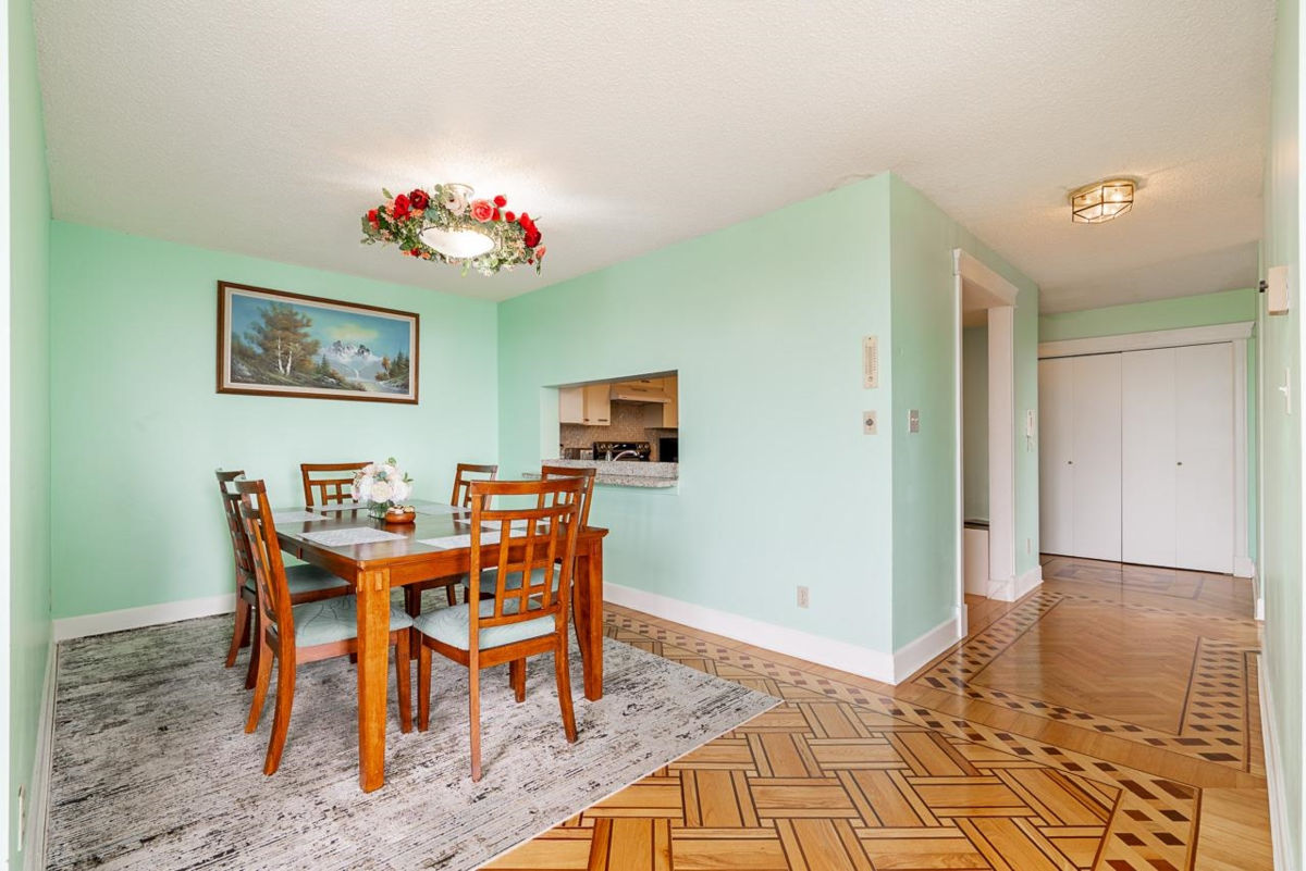 Kitchen Island Photo of 303 121 Tenth Street, New Westminster, BC