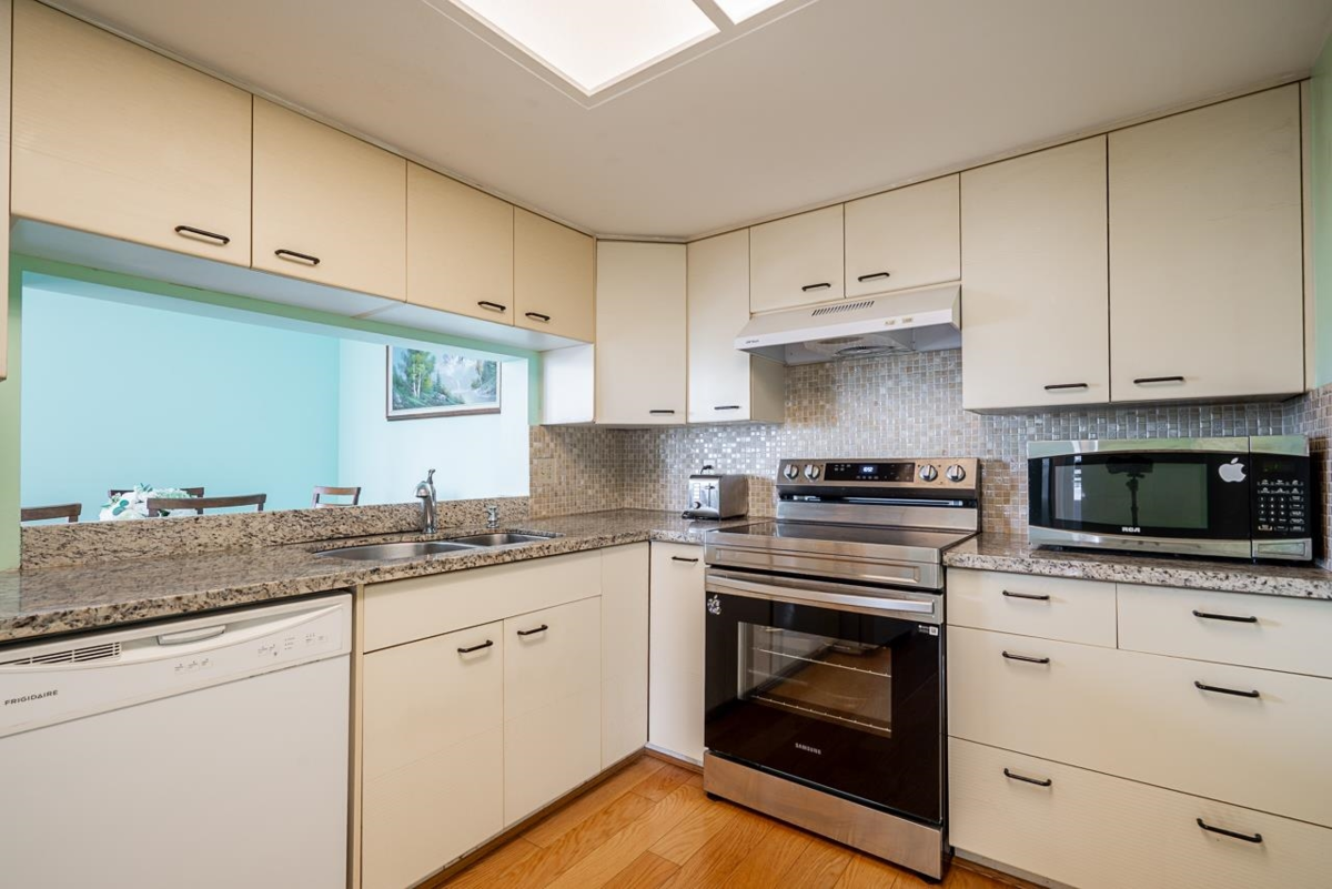 Kitchen Photo of 303 121 Tenth Street, New Westminster, BC