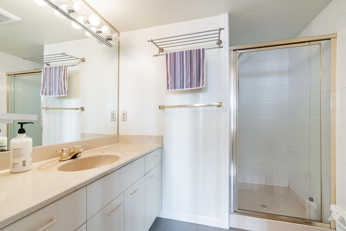 Powder Room Photo of 303 121 Tenth Street, New Westminster, BC